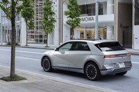 「フォルクスワーゲン・ゴルフ」のようなCピラーが特徴的なリアビュー。都心の街によく映える。