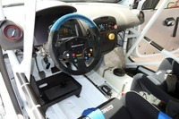 「クリオカップカー」の室内。クラッチペダルが付いているが、これは発進時に使うだけ。いったん、走りだせばステアリングの背後に備わるシフトパドルだけで変速する2ペダルMT車である。（写真＝webCG）