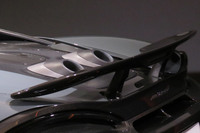 リアセクションに備わる固定式のリアウイングと、トップエグジット型エキゾーストシステムのマフラー。