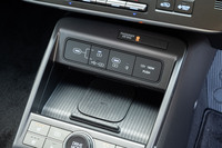 センターコンソールには2基のUSBタイプCポートが備わっている。左のポートは充電のみをするか、スマートフォン連携機能を使うかをスイッチ操作で選べる。