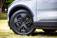 今回の試乗車は、標準で装備されるブラックの19インチホイールに、前後とも235/50R19サイズの「グッドイヤー・エフィシェントグリップ パフォーマンスSUV」タイヤを組み合わせていた。