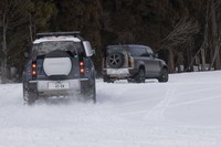 ゲレンデを登る2台の「ディフェンダー」。やはり都市部よりもこうした大自然の中を走っているほうがしっくりくる。