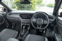 インストゥルメントパネルまわりでは、センターディスプレイをダッシュボードの最上段、メーターパネルと同じ高さに据えている点が特徴。視点移動の少ない、昨今のフォルクスワーゲン車に共通する思想である。