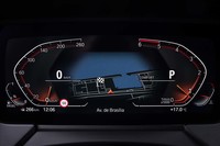 10.25インチの液晶メーター。反時計回りに上昇するタコメーター（写真右側）が特徴的。