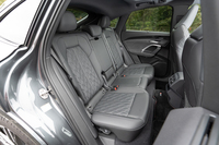 立派なセンタートンネルが貫通しているため、後席は実質2人掛け。オプションながらロールアップ式サンシェードが備わるなど、きめ細かな配慮もある。