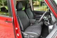 シート表皮は合皮とファブリックの組み合わせではっ水加工が施される。左右で共有ながら立派なセンターアームレストが備わっている。