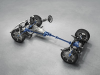 ラージ商品群の最大の特徴はエンジン縦置きのFRレイアウトを採用していること。