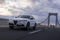 「ステルヴィオ」の電子制御式4WDシステム「Q4」は基本的にリア駆動で、状況に応じてフロントに最大50％のトルクを配分する。そのドライブシャフトが軽量・高剛性なカーボン製であるのも、同モデルの特徴のひとつである。