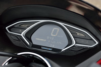 ウイング型のメーターパネル。中央にはデジタル表示の速度計や燃費計が、両サイドには各種の警告灯がレイアウトされる。