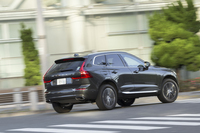 市街地を行く「XC60 T5 AWDインスクリプション」。その走りは、新世代のプラットフォームやパワートレインのみならず、最新のインフォテインメントシステムにも支えられている。