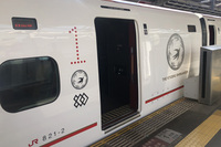 特徴的なデザインが施された「800系」の車体側面。水戸岡さんはインタビュー当時、「建築物は動かないから、エンブレムの類いはうるさいですけど、動くものはエンブレムがなくちゃいけないと思ってます」と述べた。