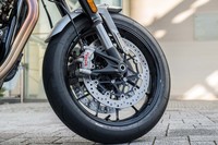 フロントブレーキは直径320mmのツインディスク。ブレンボ製の4ピストンラジアルキャリパーが組み合わされる。