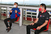 新型「スバルBRZ」の開発責任者を務めたスバルの井上正彦氏（左）と、GRモデルのデザインを統括するTOYOTA GAZOO Racingの松本宏一氏（右）。