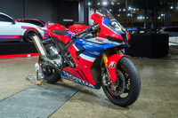 ホンダ・レーシング＝HRCは、もともとは二輪のモータースポーツ活動を行う会社として設立された。写真は東京オートサロン2026のホンダブースに展示された「CBR1000RR-RファイヤーブレードSP」。