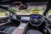 「MBUXハイパースクリーン」と名づけられた、3枚の大型ディスプレイで構成されるダッシュボード。全体が1枚のゴリラガラスで覆われたワイドスクリーンとなる。センターコンソールも含めてメカニカルなスイッチ類がほとんど残されていないのも特徴だ。