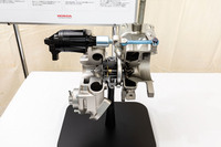 ターボチャージャーはファンの羽の枚数を減らしたほか、コンプレッサーホイールとタービン側スクロールを小型化。ベアリングの抵抗も低減させた。これにより、回転に伴う慣性モーメントを14％低減、過給の効率を3％向上させた。