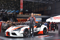 「GRスープラ レーシングコンセプト」と、同モデルの開発責任者を務める多田哲哉氏。 