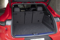 荷室の容量は592～1502リッター。リア下がりのルーフゆえに「カイエン」よりは控えめだが、十分に使いでのある空間だ。