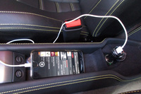 愛車の「458イタリア」でiPhoneを充電しながら、音楽を再生している様子。