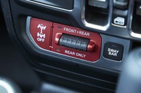 「ルビコン」モデルには、前後のロッキングディファレンシャルや、フロントスタビライザー（スウェイバー）の切り離し機構が備わる。写真は、それらの制御スイッチ。