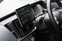 独立したタブレットのように見える本体は、左右・上下・前後方向に調整して取付けることができるほか、前後75度の角度調整も可能。あらゆる車内環境に柔軟に対応する。