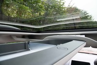 ガラスサンルーフの下には収納として使える半透明のブリッジを装備。前席頭上の収納までつながっている。