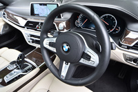 ステアリングホイールの左側スポークにはACCの操作スイッチ類が、とても使いやすく配置されている。