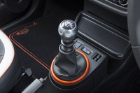 5段MT車のシフトノブ。グリップ部はザマック（亜鉛合金）製で、適度な重さを持たせることで、操作のしやすさと心地よい操作フィールを実現している。