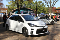 トヨタが展示した「ヴィッツGRMN」（写真手前）および「86 GR」のプロトタイプ。