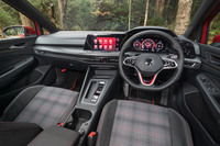 各所に独自の意匠が取り入れられた8代目「ゴルフGTI」のインテリア。同車は2020年春にオンラインで世界初公開された。