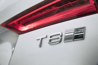 リアエンドには、エンジンとモーターという2つのパワーソースを持つことや、4WD車であることを示すエンブレムが添えられる。