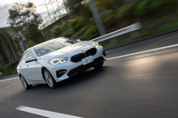 「2シリーズ グランクーペ」で駆動方式が4WDとなるのは、スポーツモデルの「M235i xDrive」のみ。「218d」も駆動方式はFFのみとなる。