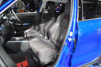 「Sport」のロゴがヘッドレスト下部に配置されたフロントシートは、標準仕様の「スイフトスポーツ」と共通となるアイテム。サイドサポートが適度に張り出していて、体をしっかりと支えてくれる。