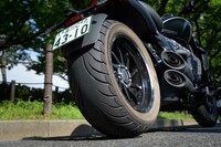 タイヤサイズは、前が150/80R17、後ろが240/50R16。英エイボンの高性能クルーザー向けタイヤ「コブラクローム」が装着される。