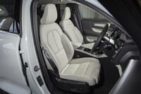 BEVではインテリアのレザーフリー化を進めるボルボだが、ガソリンエンジン車では本革シートが健在。ヒーターも付いている。