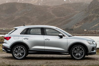 「アウディQ3」のサイドビュー。ガラスエリア後端の処理にご注目。