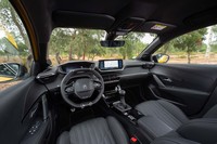 インテリアは「3D iコックピット」のコンセプトでデザインされている。（写真は欧州仕様車）