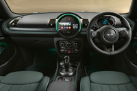 ステアリングホイールやエアコン吹き出し口、ドアシルプレートなどにブラスカラーのアクセントが用いられている。