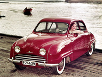 「92001」「92002」という2台の試作車を経て、1949年8月に登場した「サーブ92」。エンジンとトランスミッションをフロントに横置き搭載した、FF車だった。