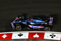 アルピーヌの2台は、予選と決勝でハッキリと明暗が分かれた。予選で好調だったのはピエール・ガスリーで5番手タイム、サインツJr.の降格ペナルティーで4番グリッドを獲得。一方エステバン・オコン（写真）はトラフィックに阻まれるなどしQ1敗退で17位、ランス・ストロールが黄旗追い越しの5グリッド降格ペナルティーを受け16番グリッドに沈んだ。レースではガスリーが4位をキープするも、履き替えたハードタイヤに苦しみずるずると後退、結果11位。オコンはといえば、スタートで一気に8位までジャンプアップ、チームメイトとは対照的にタイヤをうまく手なずけることに成功し4位でフィニッシュ、12点を手にした。最終戦を残し、アルピーヌは孤独なランキング6位につけており、これは昨季よりも2つダウンしたことになる。（Photo=Alpine F1）