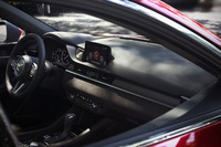 「マツダ6」セダンのインテリア（北米仕様）。