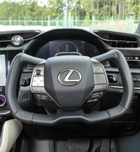 SBW搭載車には、上部のリムを取り払った操縦かん型のステアリングホイール（写真）が装着される。