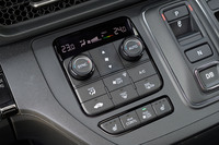 空調では、車内の空気を清浄に保つ「Clean Air」機能を全車に採用。「スパーダ」系のグレードには3ゾーンのフルオートエアコンが装備される。