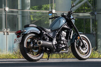 軽二輪の販売ランキングで7年連続トップに輝くなど、根強い人気を誇る「ホンダ・レブル250」。2025年1月の仕様変更で、ラインナップに「E-Clutch」搭載車が追加された。