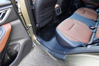 「フォレスター」のドアはボディー下端までカバーしており、悪路や雪道を走行してもドアシルが汚れにくい。乗降時に衣服を汚す心配が少ないのだ。（写真：田村 弥）