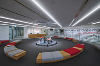 「Honda青山ビル」の2階に配置された商談ロビー。1階の「Hondaウエルカムプラザ青山」からここに至るまでの階段は、初代の自社ビル「八重洲ビル」に設置されていた階段をオマージュしたデザインになっていた。