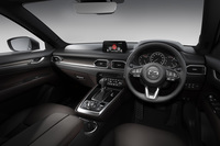 今回の改良で、センターディスプレイのサイズが7インチから8インチに大型化された。