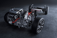 レクサスUXでは、TNGAのGA-Cプラットフォームに加え、新開発のパワートレインの採用も大きな話題となっている。新型2リッター直4直噴エンジンを組み合わせた新しいハイブリッドシステムは、優れた燃費性能と気持ちのいい加速フィールを両立させているという。