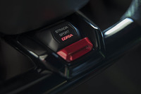 コルサモードを選択すると“エアロベクタリング”が作動する。