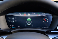 メーター用スクリーンは12.3インチ。レイアウトがちょっと雑然としているのが気になるが、表示品質自体は高い。